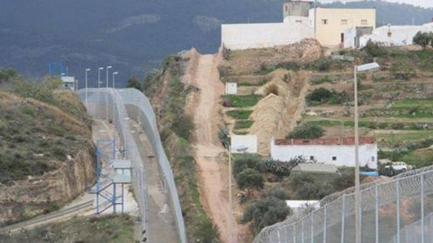 Unos 50 inmigrantes intentan saltar la valla de Melilla