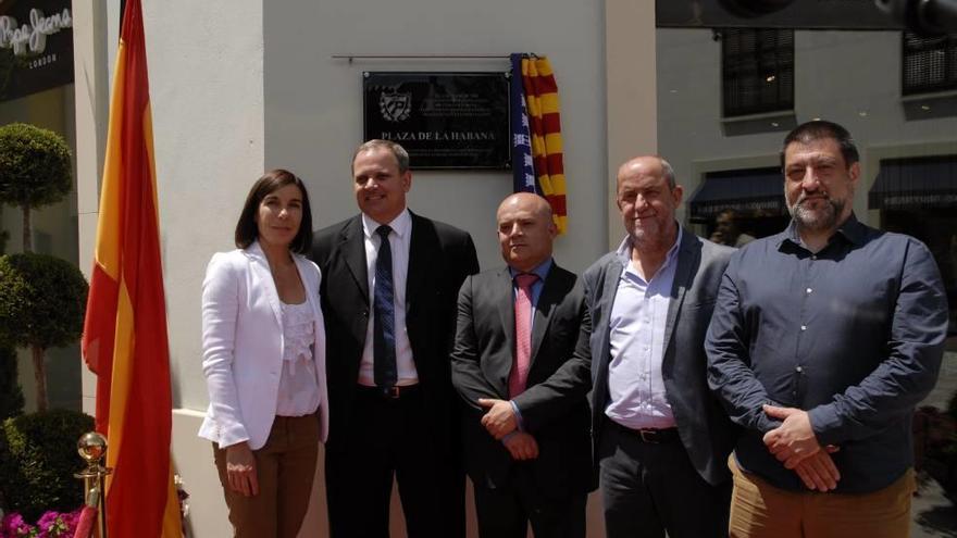 El embajador y otras autoridades junto a la placa.