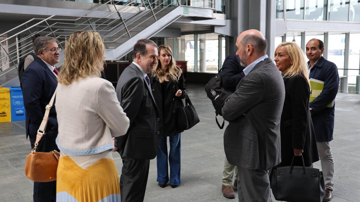 Abel Caballero y Rafael Louzán, en el centro durante la visita de la RFEF a Vigo para conocer los detalles del Mundial 2030.