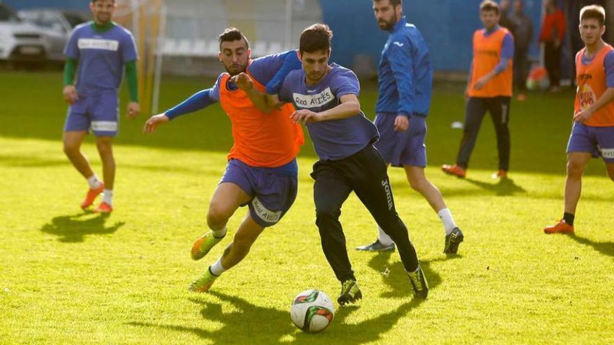 Cristian y Fidalgo pelean por un balón en Miranda ante Jorge Rodríguez, Méndez, Óscar y Cayarga.