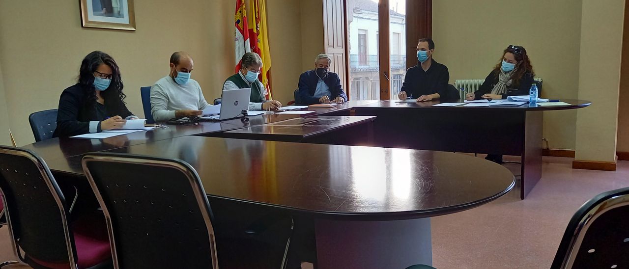 Pleno del Aytuntamiento de Fuentesaúco sin los concejales del PP