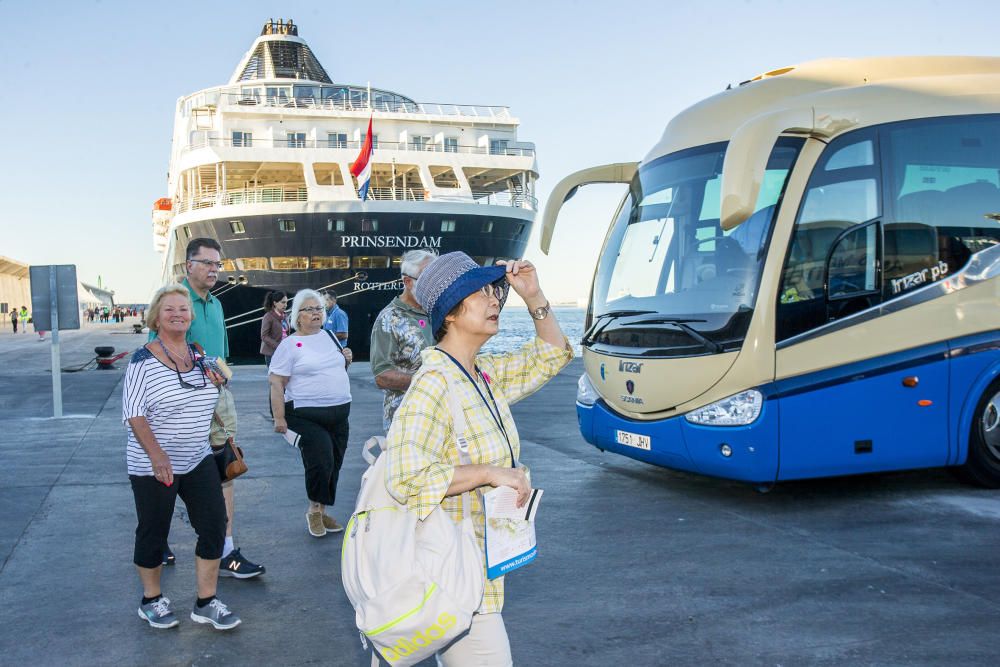 Un crucero con 729 pasajeros atraca en PortCastelló