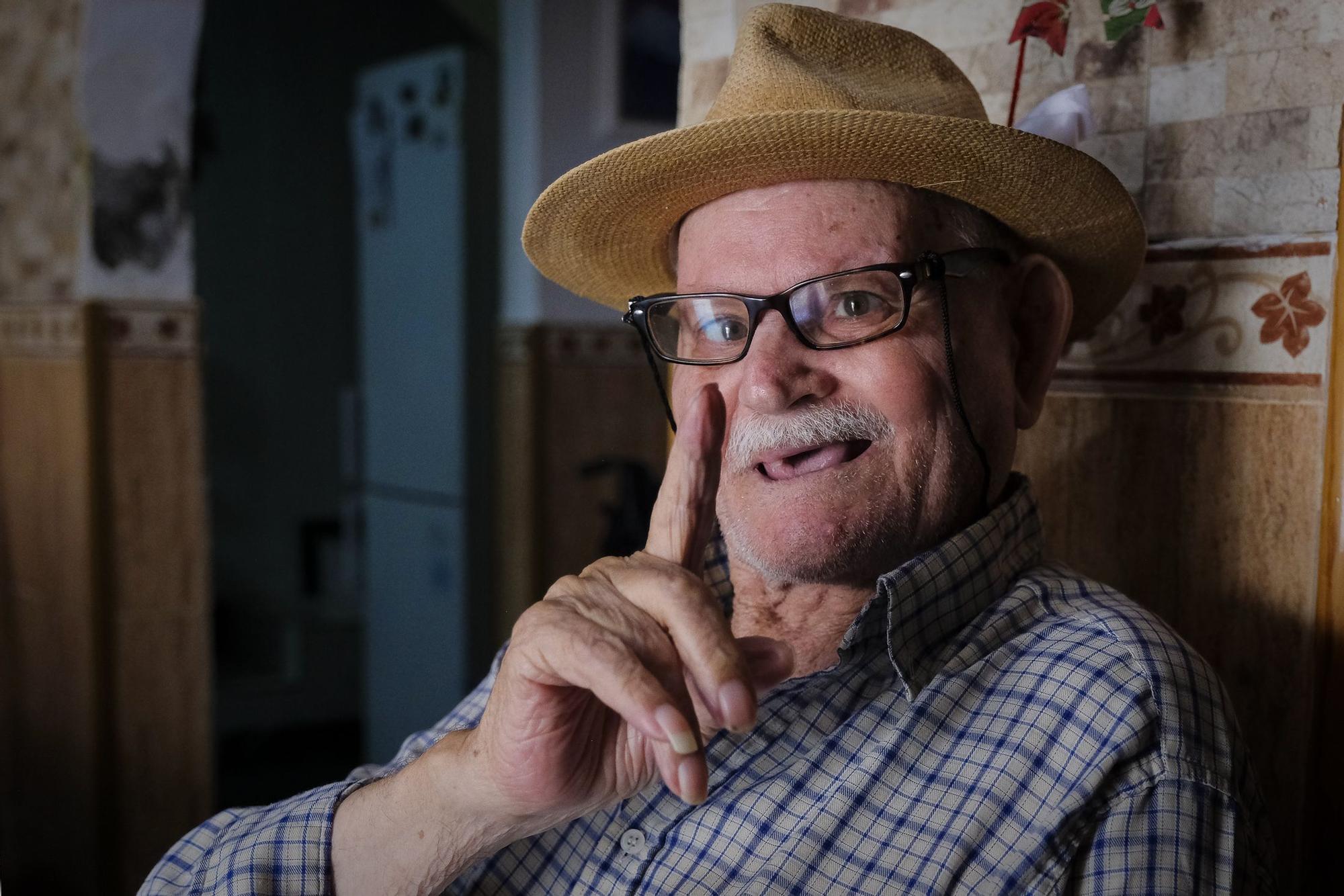 Antonio Medina Santana &#039;El Piquino&#039; en su casa de Arguineguín.