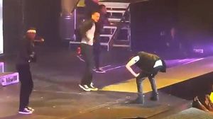 Justin Bieber va beure massa llet abans d’actuar.