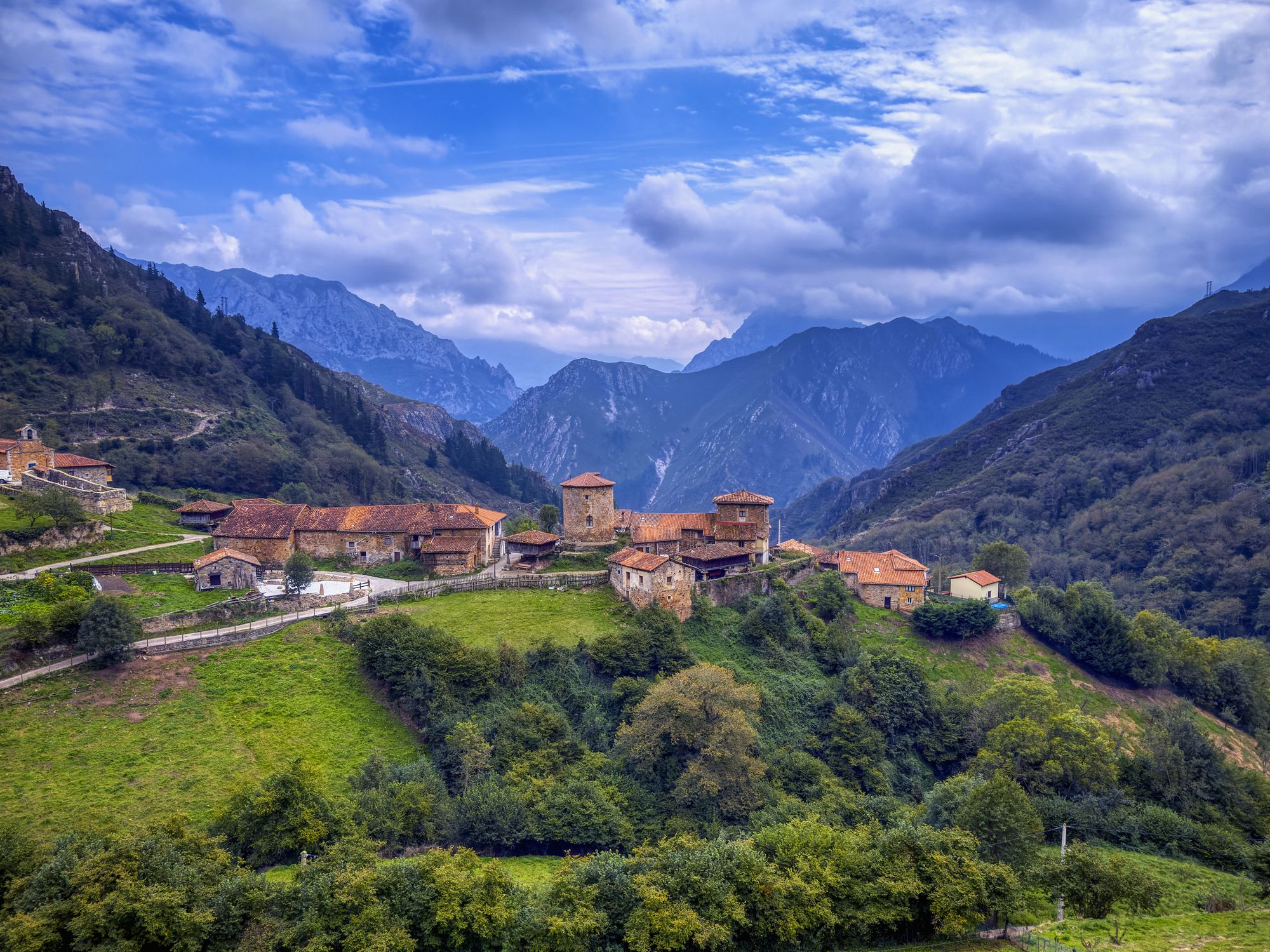 El pueblo de Bandujo visto desde lejos