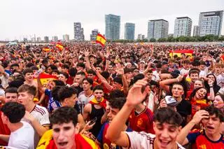 Aficionados de la selección española y de la selección argentina siguen la final del Mundial 2026 en la pantalla gigante situada en la Plataforma Marina del Fòrum