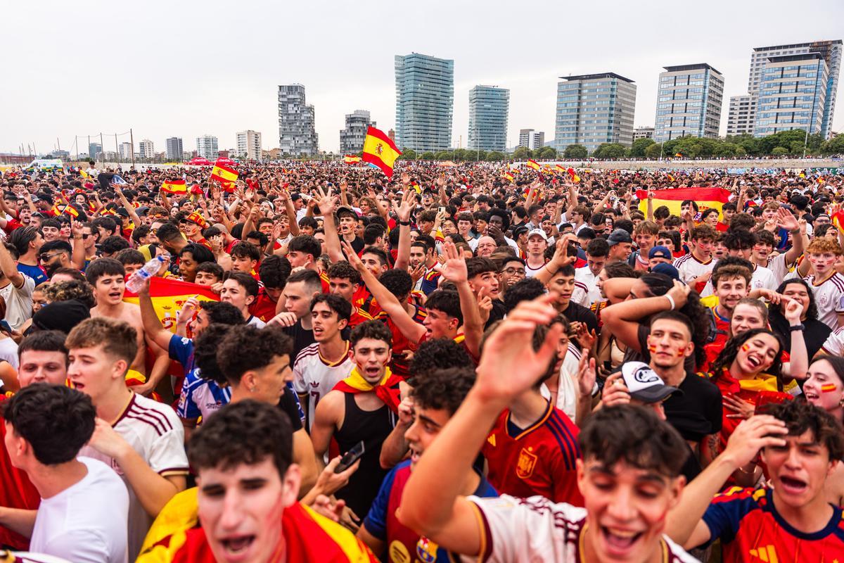 Aficionados de la selección española y de la selección argentina siguen la final del Mundial 2026 en la pantalla gigante situada en la Plataforma Marina del Fòrum