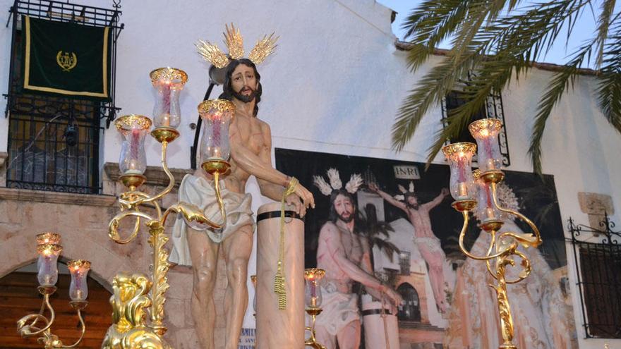 El Cristo Atado a la Columna salió en procesión este año sin romano y sin sayón.