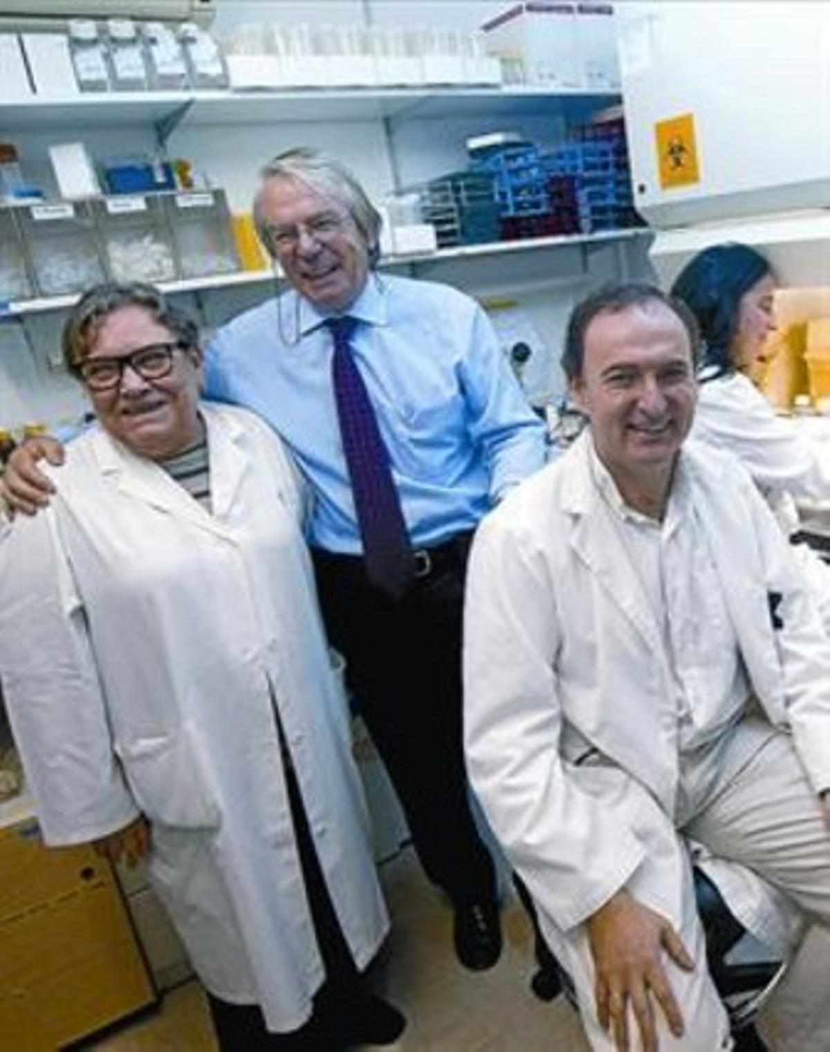 Felipe García (assegut), Josep Maria Gatell i la doctora Teresa Gallart.