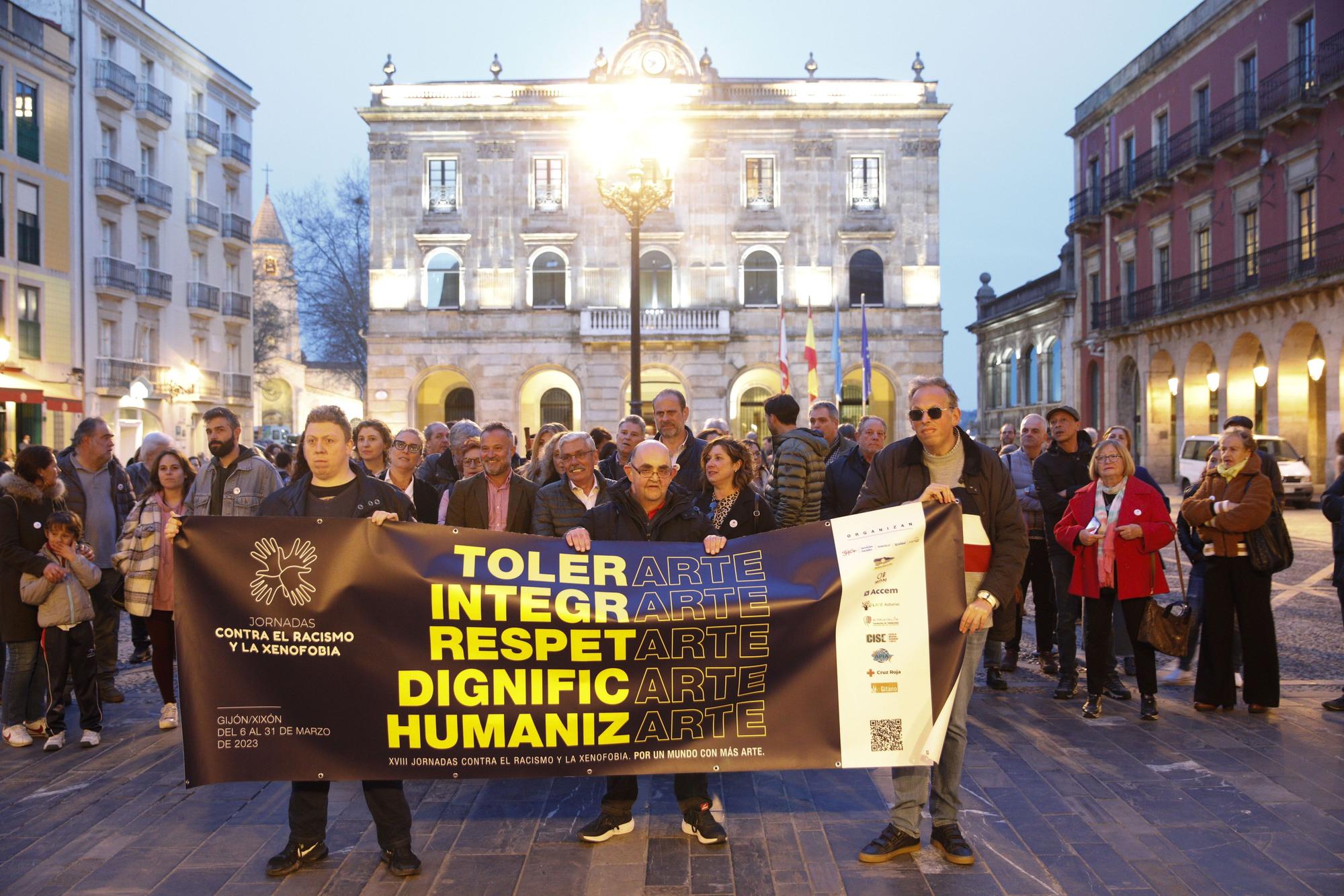 En imágenes: Así fue la cadena humana contra el racismo y la xenofobia que se organizó en Gijón