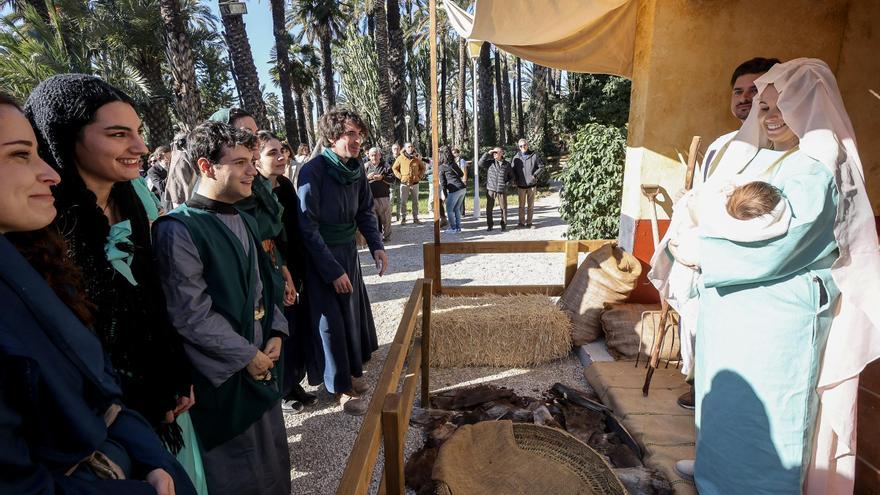 Cientos de ilicitanos acuden al belén viviente de Pobladores Elche