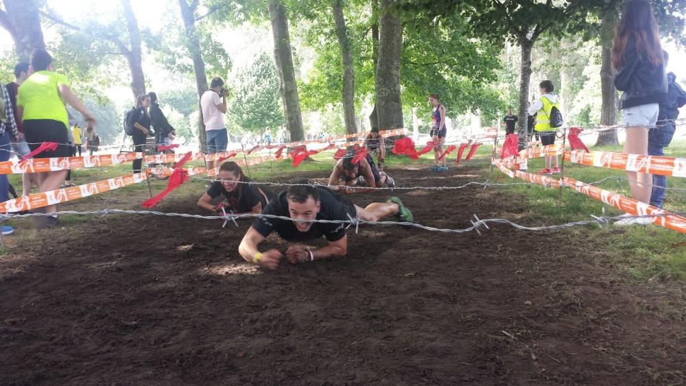 Participantes superan el alambre de espinos en la Gladiator Race de Pontevedra