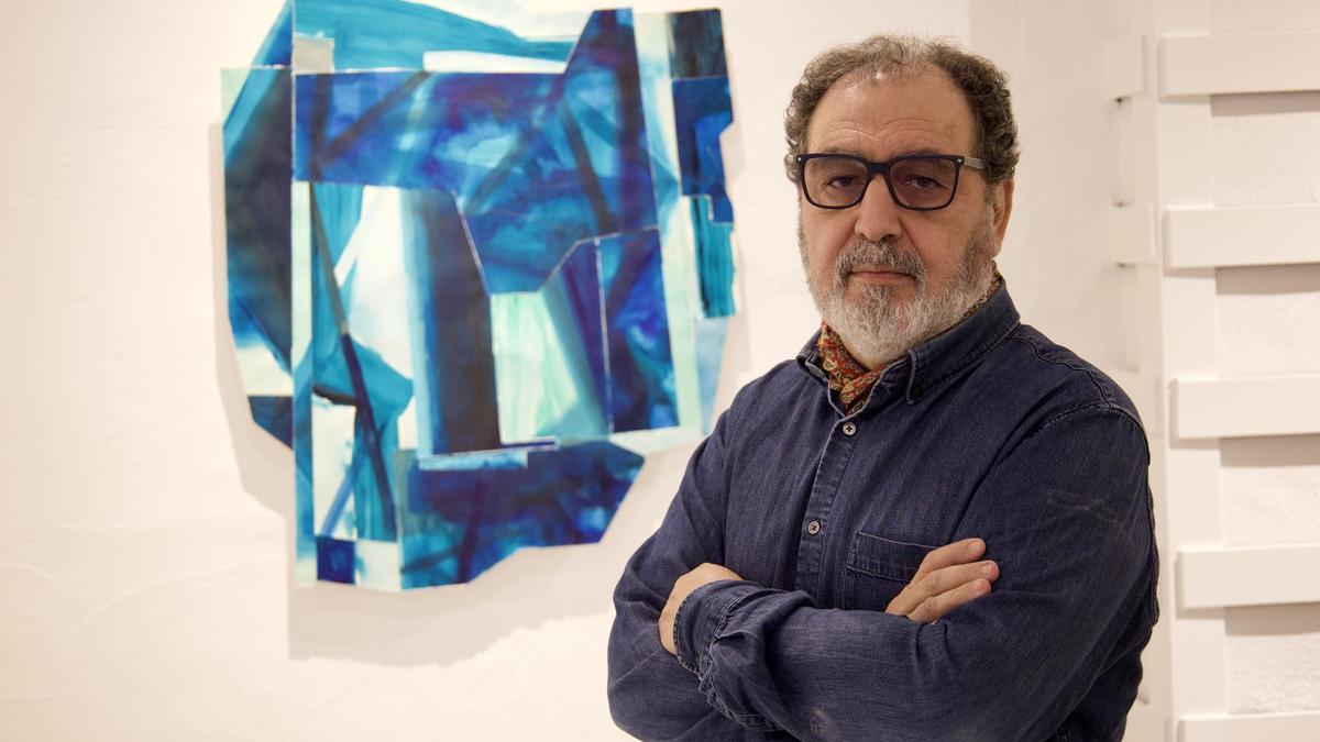 Ángel Haro posa en la galería Arquitectura de Barrio junto a una de sus obras.