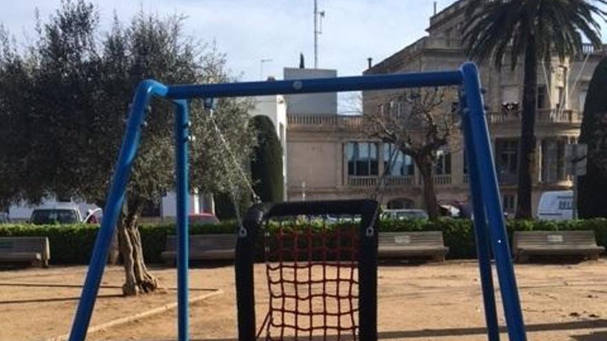 Palafrugell instal·la un gronxador adaptat en un dels seus parcs infantils