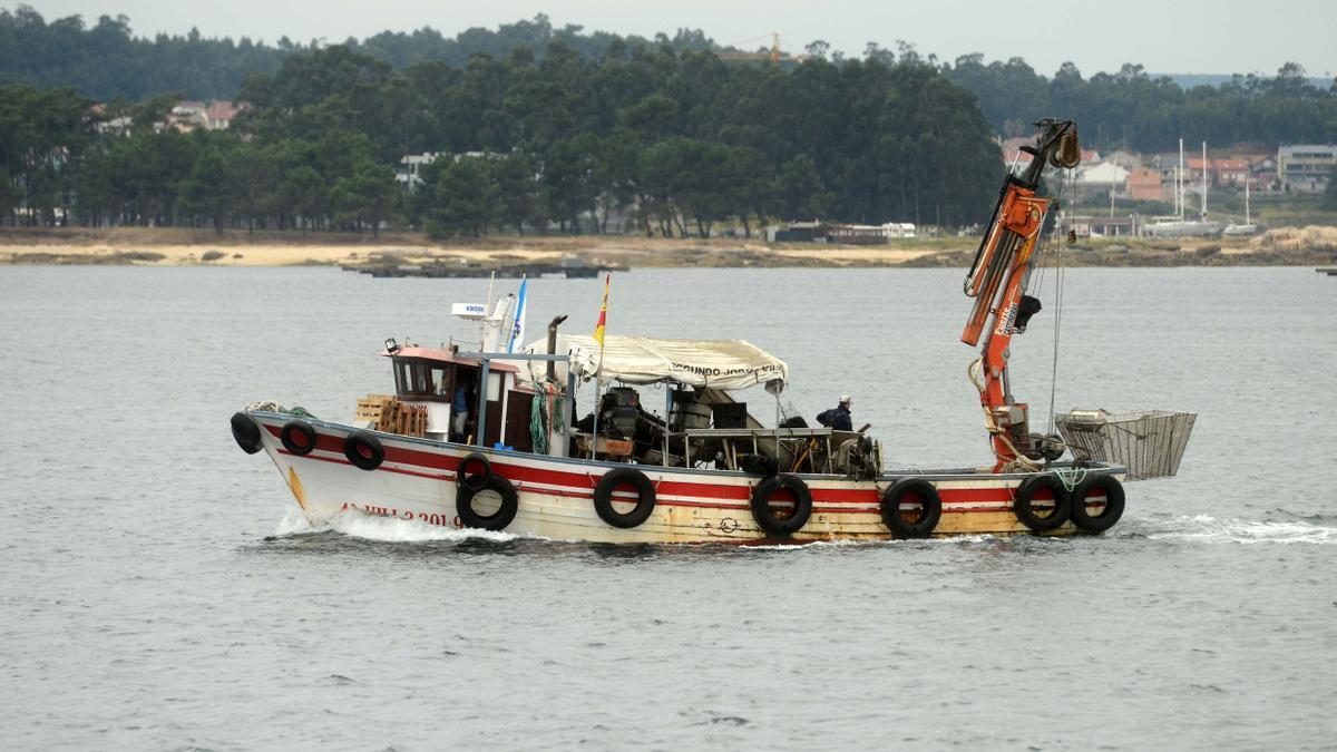 Un barco auxiliar de acuicultura en la ría de Arousa.