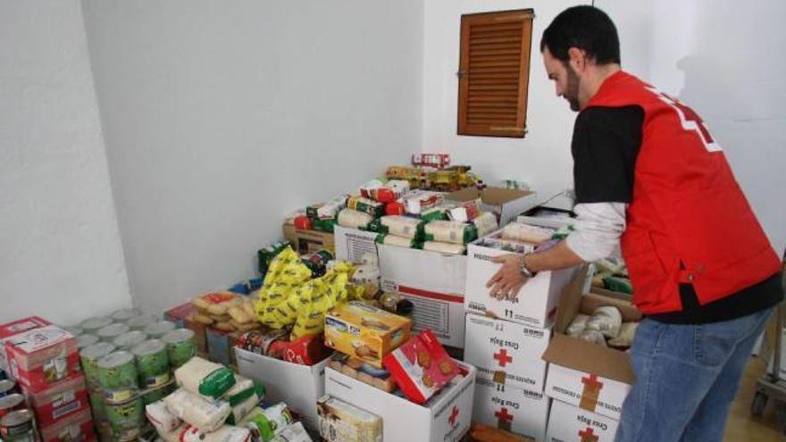 Imagen de un voluntario de Cruz Roja durante una campaña de recogida de alimentos.