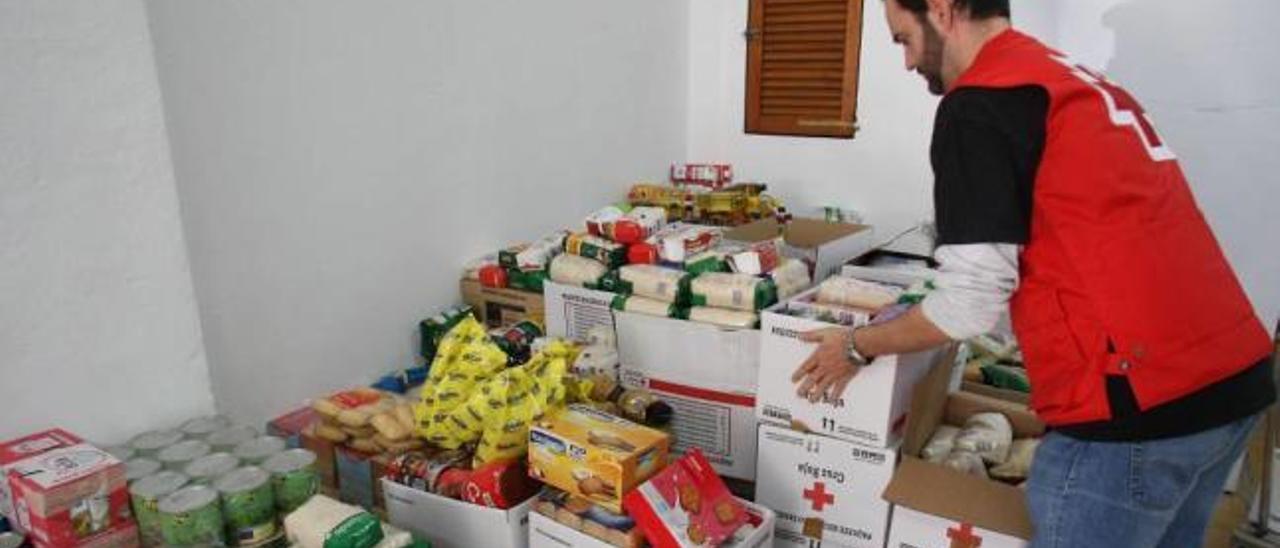 Imagen de un voluntario de Cruz Roja durante una campaña de recogida de alimentos.