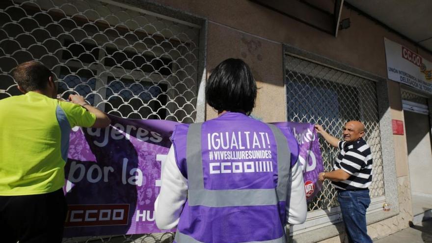 Movilización feminista en la plaza de la Constitución de Torrevieja