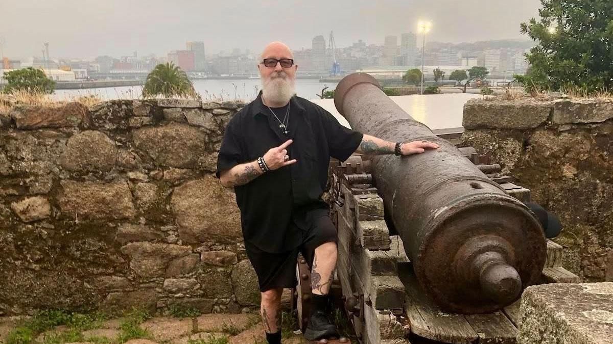 Rob Halford, líder de Judas Priest, posa en el castillo de San Antón de A Coruña.