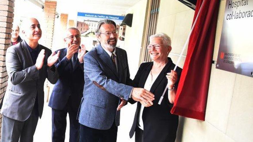 Valentí Martínez, Manel Valls, Jordi Montaña i Mercè Rosich, inaugurant la placa d&#039;hospital col·laborador