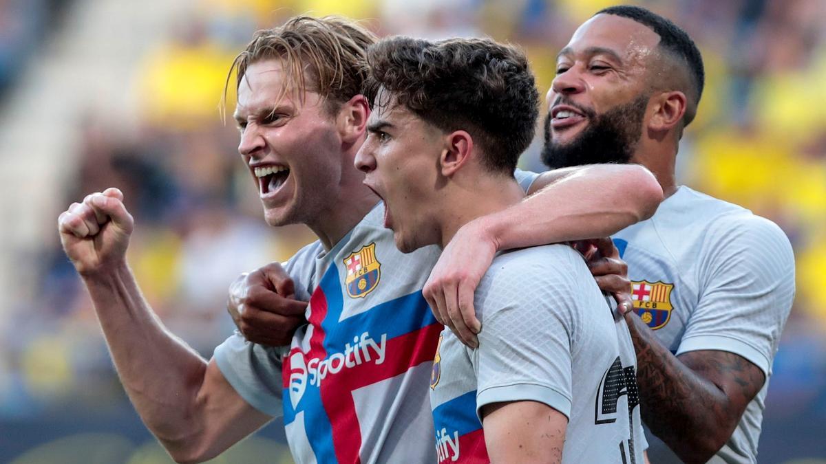 De Jong, Gavi y Memphis celebran el 0-1, obra del primero.