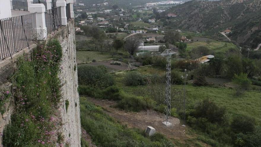 Ecologistas denuncia el montaje de una torre eléctrica junto al Adarve