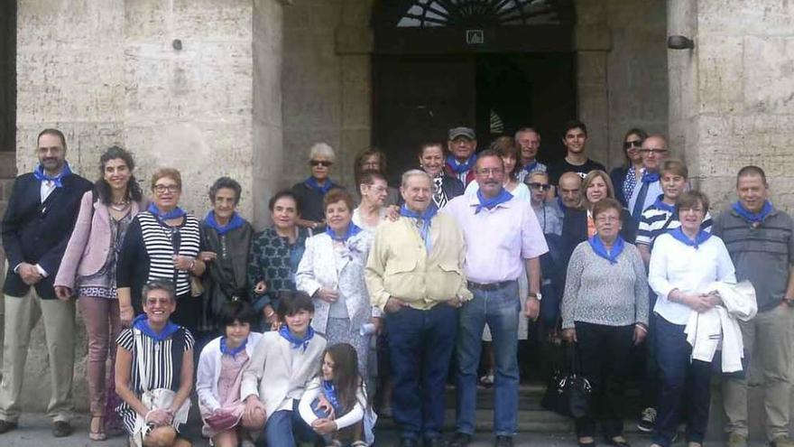 Algunos de los Talegón que participaron en el encuentro, ayer a las puertas del Ayuntamiento.