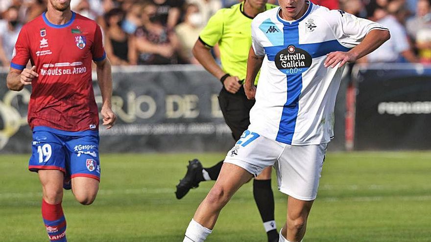 Noel controla un balón en el partido del Dépor ante el Calahorra. |  // LOF