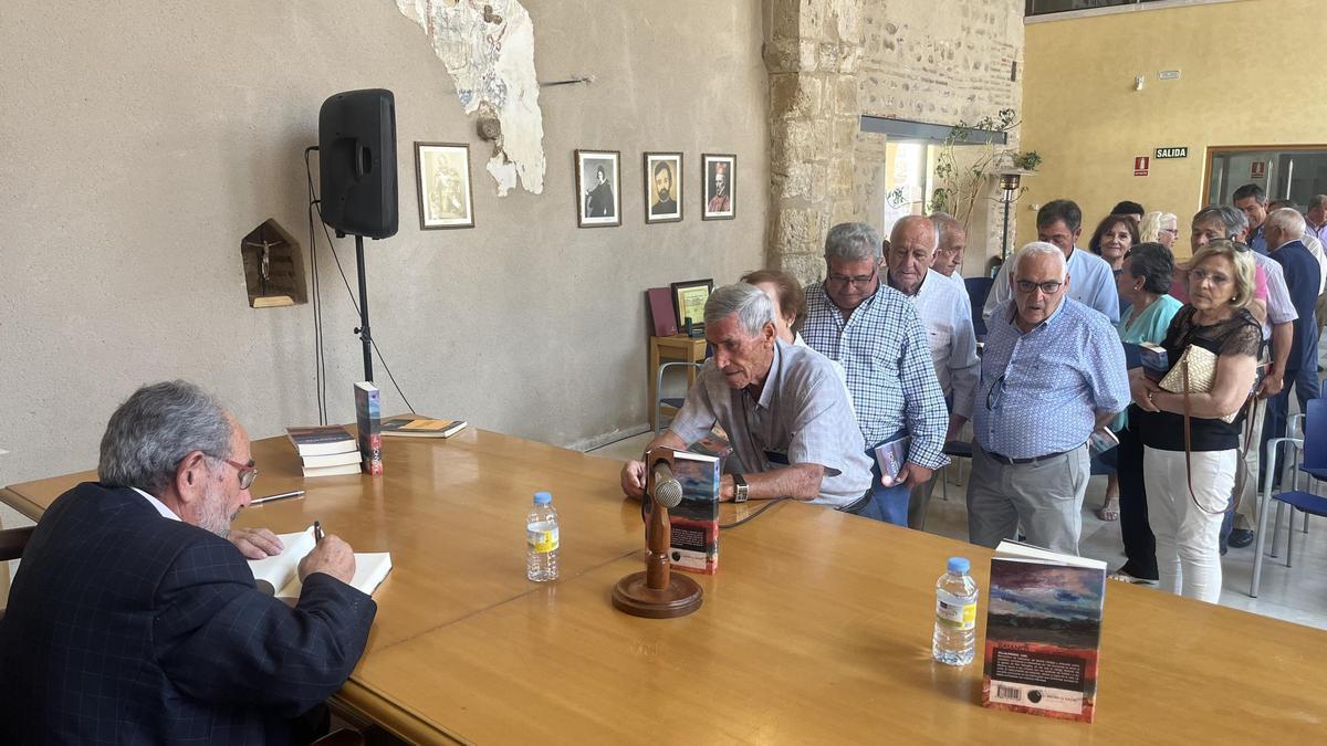 Ángel Infestas, durante una reciente firma de libros.