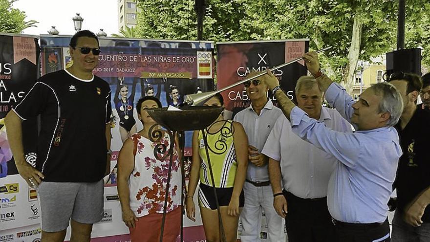 Miembros del campus Nuria Cabanillas participan en el paseo y encendido de la antorcha olímpica