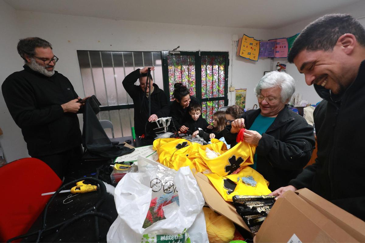 Los integrantes de la comparsa preparan el desfile de este 2026