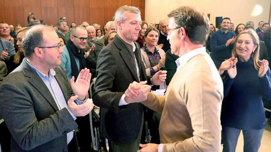 Feijoo, saluda a Rueda, en presencia de Ana Pastor, a la derecha, y Miguel Tellado.