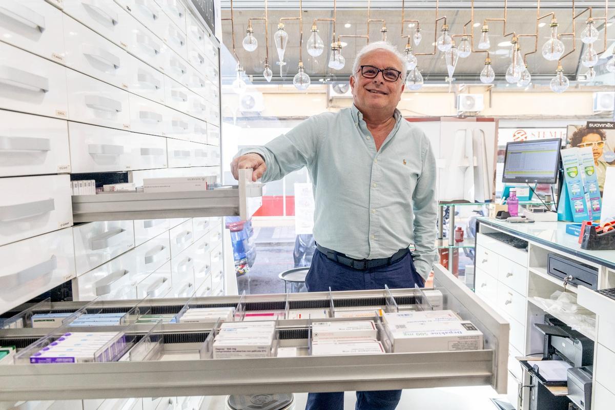 El farmacéutico Tomás Lloret de Alicante, que se jubila tras 48 años de profesión