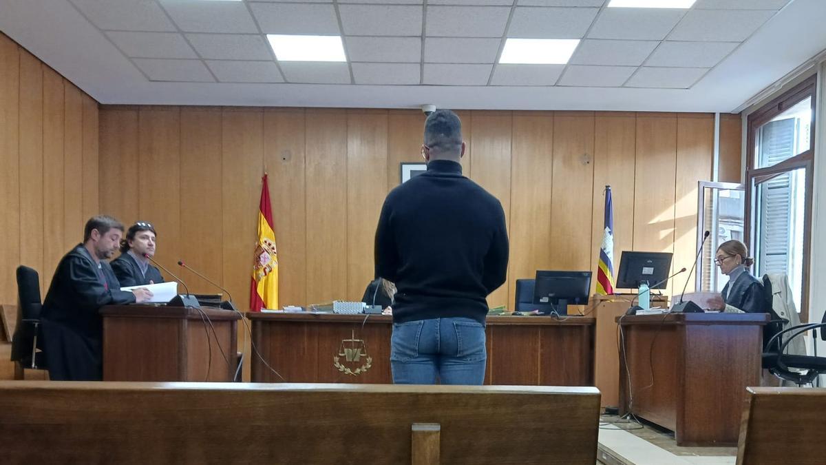 El acusado, ayer, durante la vista oral en Palma.