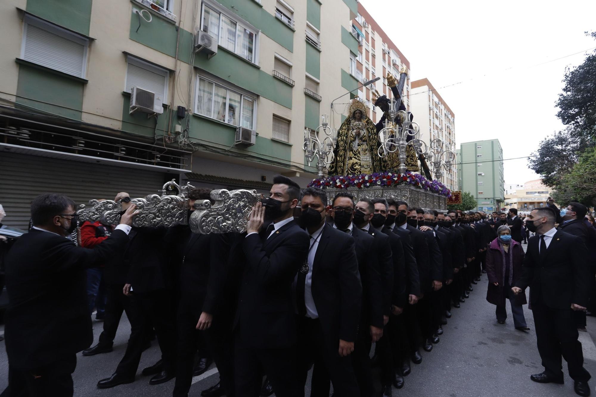 En Nueva Málaga, con más de 13 horas de procesión por delante, el Nazareno del Perdón y la Virgen de Nueva Esperanza comenzaban su peregrinación.