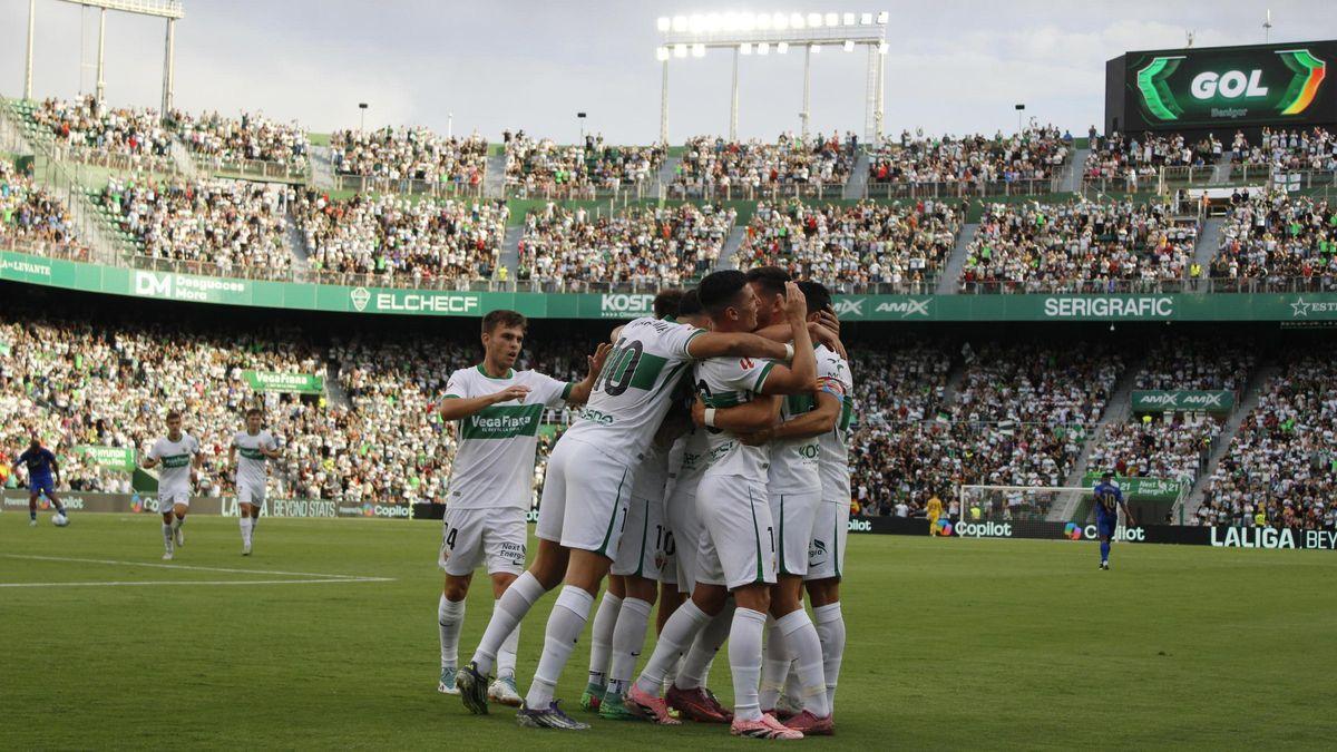 Los futbolistas del Elche celebran el gol al Oviedo