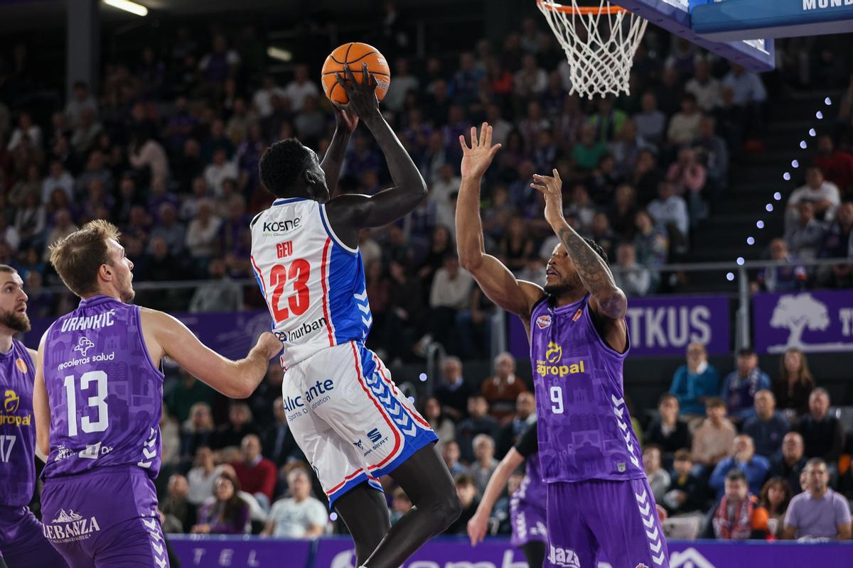 Deng Geu se suspende en el aire para buscar los dos puntos pese a la intimidación de Kamba.