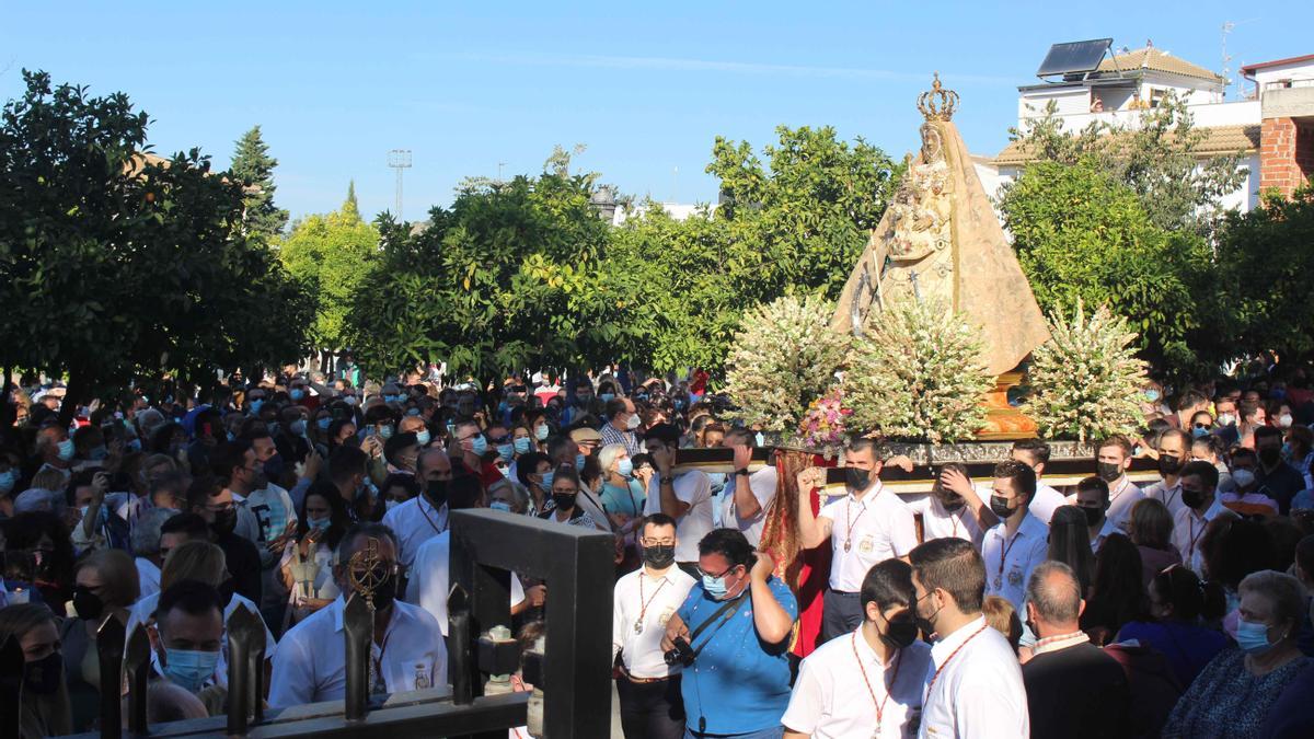 Cientos de personas acompañan a la Virgen de la Sierra en su recorrido por las calles de Cabra.