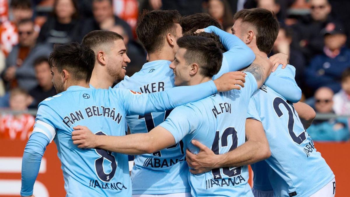 Carreira, a la izquierda, y Alfon, a la derecha, celebran el gol de penalti de Marcos Alonso.