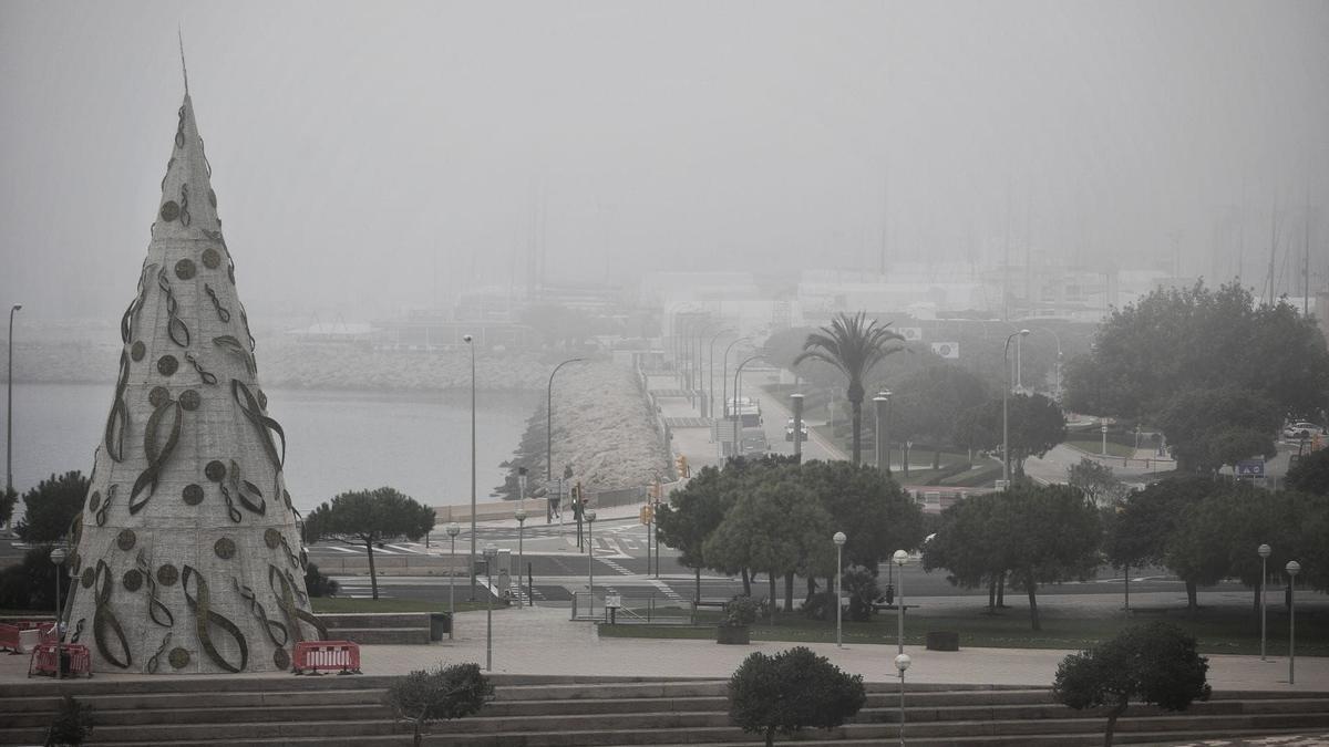 Nebelverhangener Blick von der Stadtmauer von Palma de Mallorca aufs Meer am 31.12.