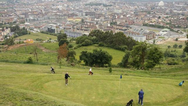 Usuarios en las instalaciones del campo “La Quinta del Naranco”.| | PABLO SOLARES