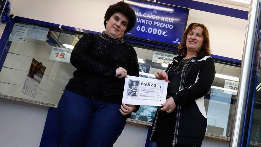 Natalia Canal e Isabel Cuervo, ayer, posando con su número agraciado en Moreda.