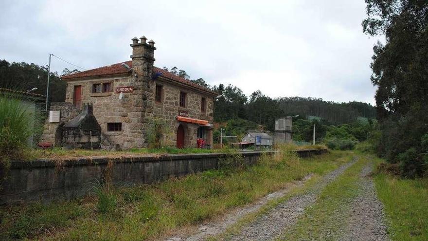 Vista de la estación de Bregua, junto a la vía entre Orro y Boedo por donde discurriría la senda verde.