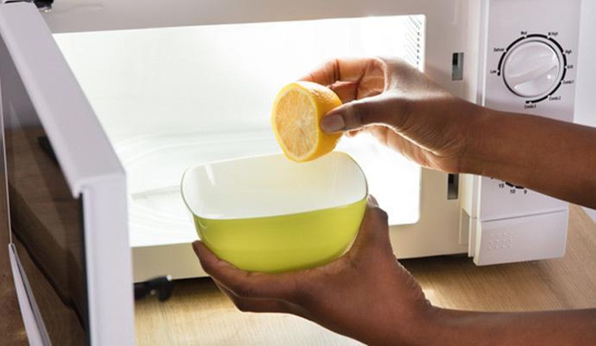 Cómo limpiar el microondas: trucos fáciles y rápidos