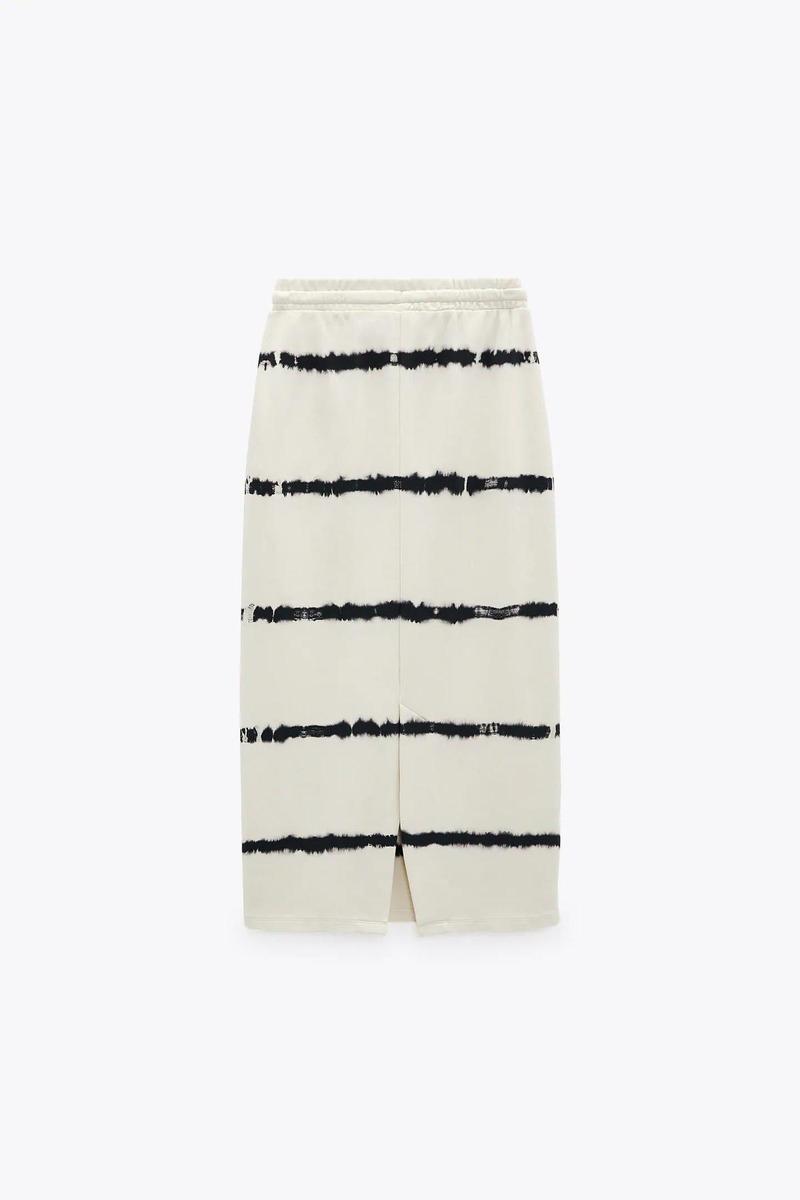 Falda midi de tiro alto con estampado tie dye, de Zara (19,95 euros)