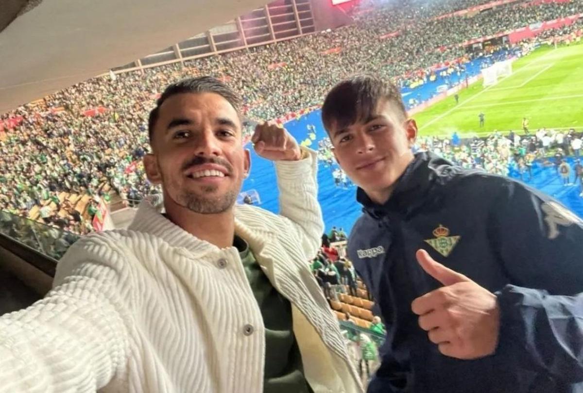 Ceballos junto a Dani Pérez animando al Betis en la final de la Copa del Rey 2022