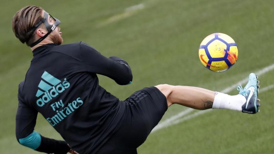 Sergio Ramos, en el entrenamiento de ayer con una máscara protectora.