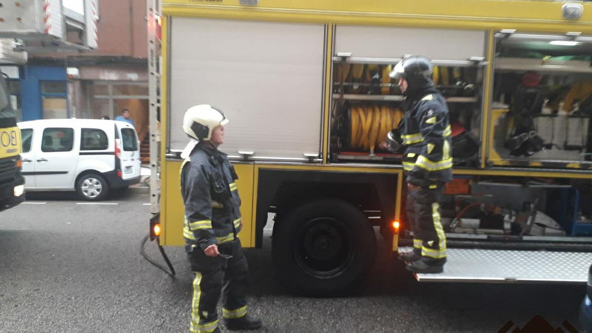 Los bomberos en el lugar de los hechos.