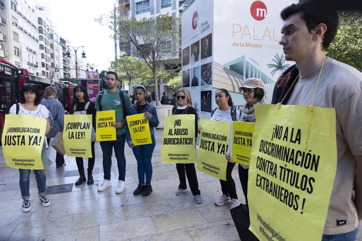 Protesta por el atasco en la administración para homologar los títulos universitarios de miles de extranjeros