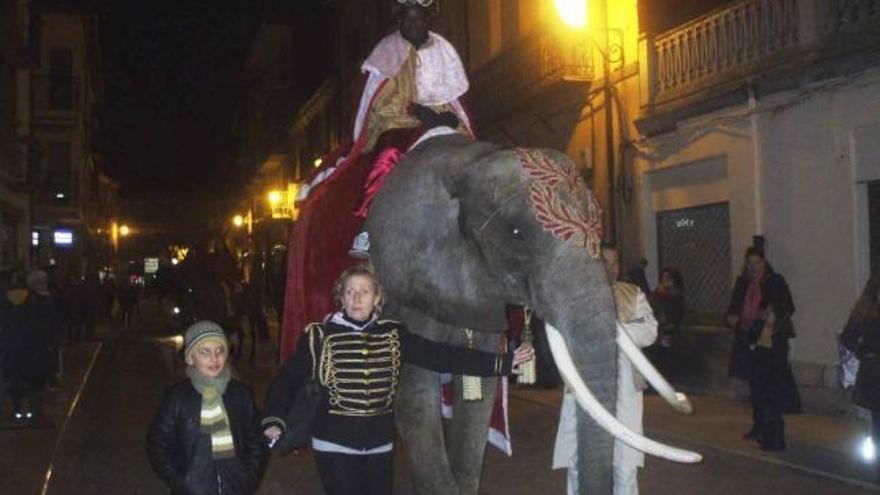 Baltasar recorre la calle El Sol en un elefante